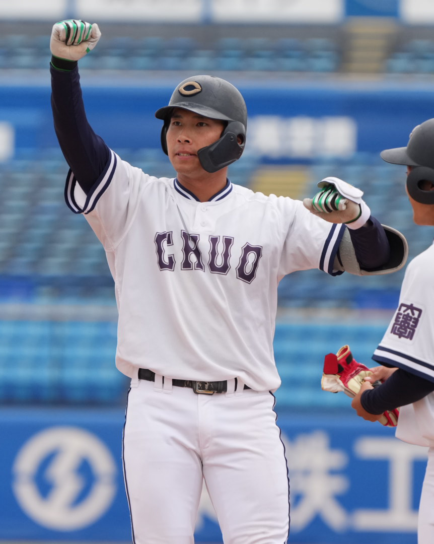 中大対青学大　4回表中大1死一、三塁、伊藤櫂人は左前適時打を放ちベンチに向かってガッツポーズ（撮影・小沢裕）　♯東京・神宮球場　東都大学野球秋季一部リーグ戦　＝2026年9月10日