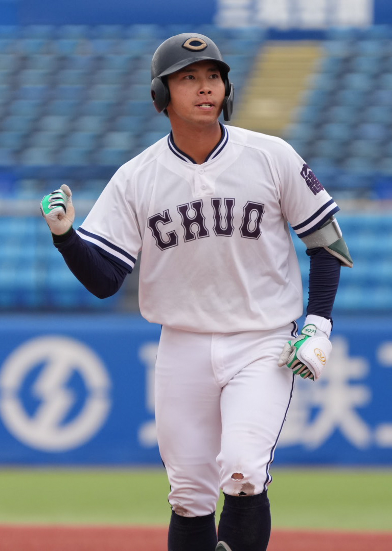 中大対青学大　4回表中大1死一、三塁、伊藤櫂人は左前適時打を放ちガッツポーズ（撮影・小沢裕）　♯東京・神宮球場　東都大学野球秋季一部リーグ戦　＝2026年9月10日