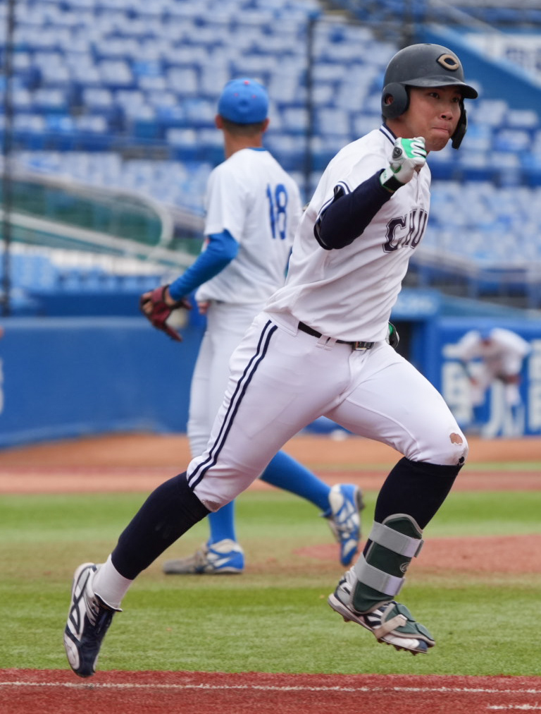 中大対青学大　4回表中大1死一、三塁、伊藤櫂人は青学大先発の鈴木泰成（左）から左前適時打を放つ（撮影・小沢裕）　♯東京・神宮球場　東都大学野球秋季一部リーグ戦　＝2026年9月10日