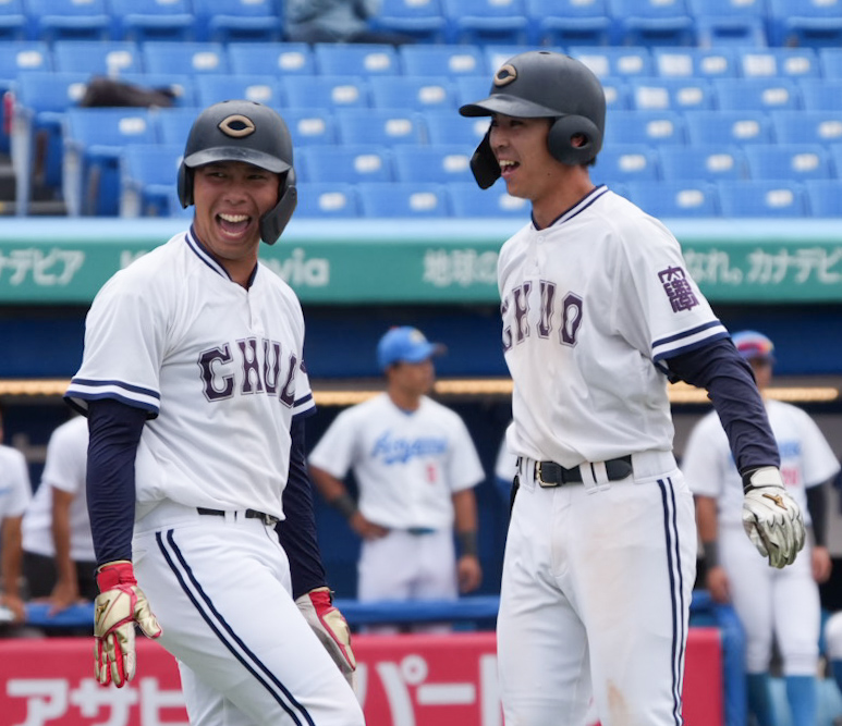 中大対青学大　4回表中大2死一、二塁、佐藤壱聖は右越えに逆転の3点本塁打を放ち伊藤櫂人（左）の祝福を受ける（撮影・小沢裕）　♯東京・神宮球場　東都大学野球秋季一部リーグ戦　＝2026年9月10日