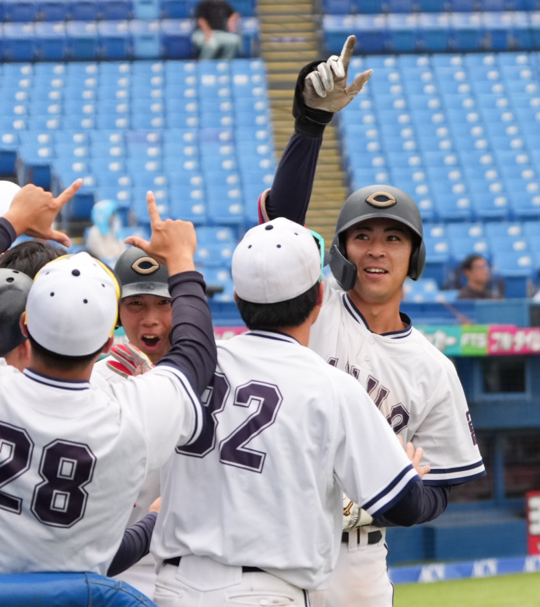 中大対青学大　4回表中大2死一、二塁、佐藤壱聖は右越えに逆転の3点本塁打を放ちスタンドの声援に応える。後方左は伊藤櫂人（撮影・小沢裕）　♯東京・神宮球場　東都大学野球秋季一部リーグ戦　＝2026年9月10日