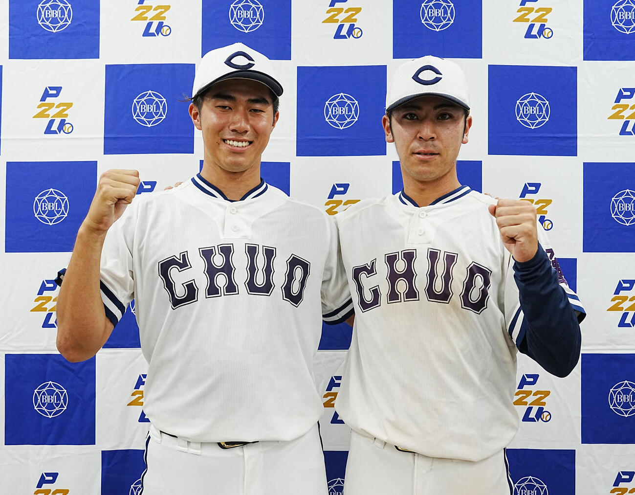 中大対青学大　ガッツポーズする中大・下重賢慎（左）と佐藤壱聖（撮影・小沢裕）　♯東京・神宮球場　東都大学野球秋季一部リーグ戦　＝2026年9月10日