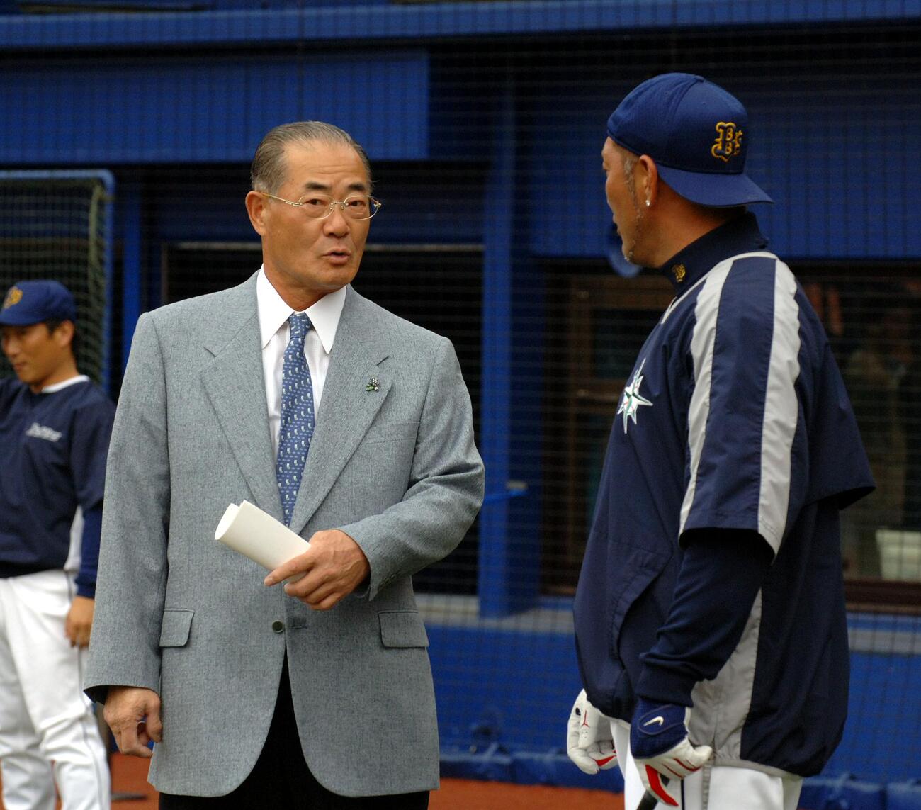 横浜対オリックス　試合前清原和博と話す張本勲さん（左）（2006年6月撮影）