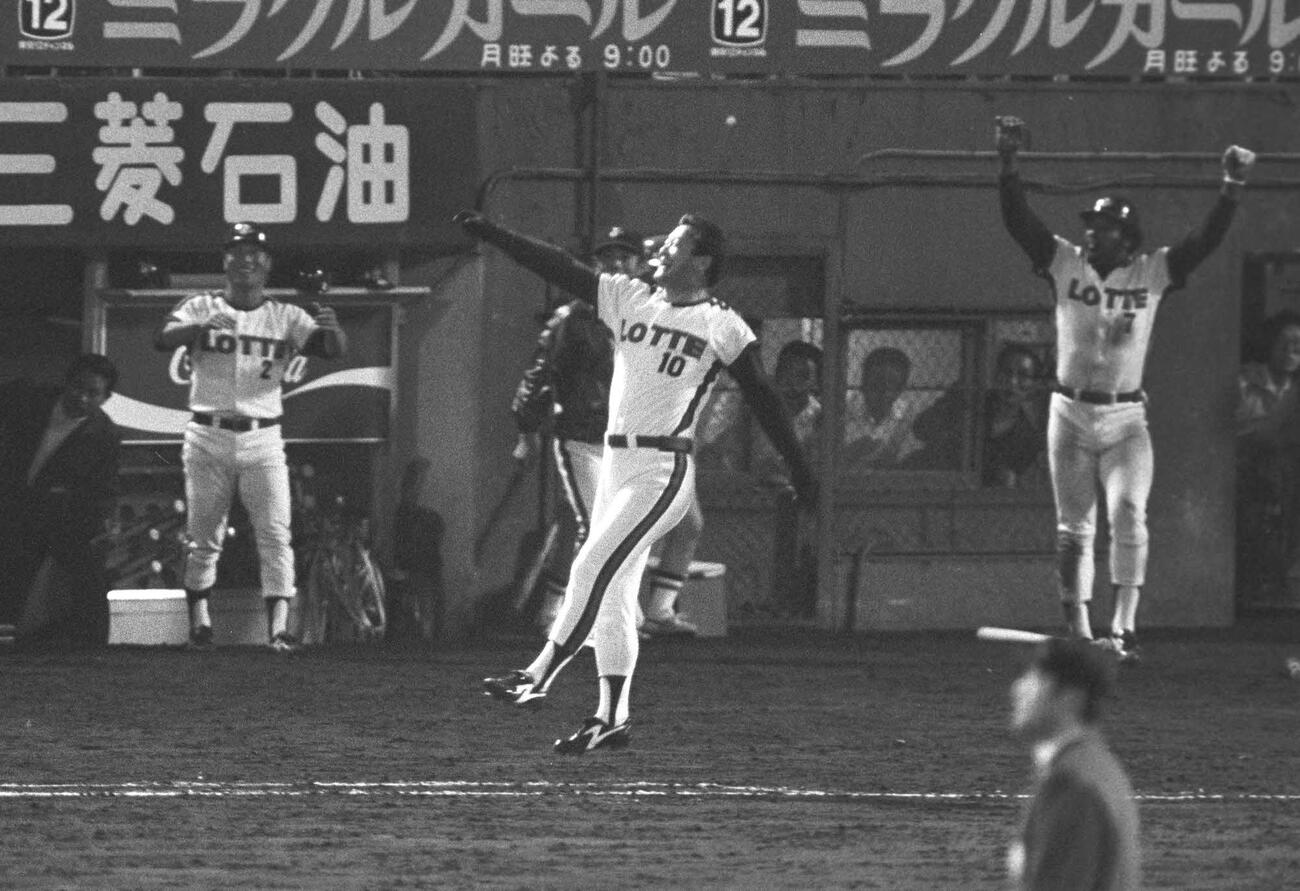 80年5月、阪急戦で通算3000本安打を達成してヘルメットを放り投げて喜ぶロッテ時代の張本勲さん