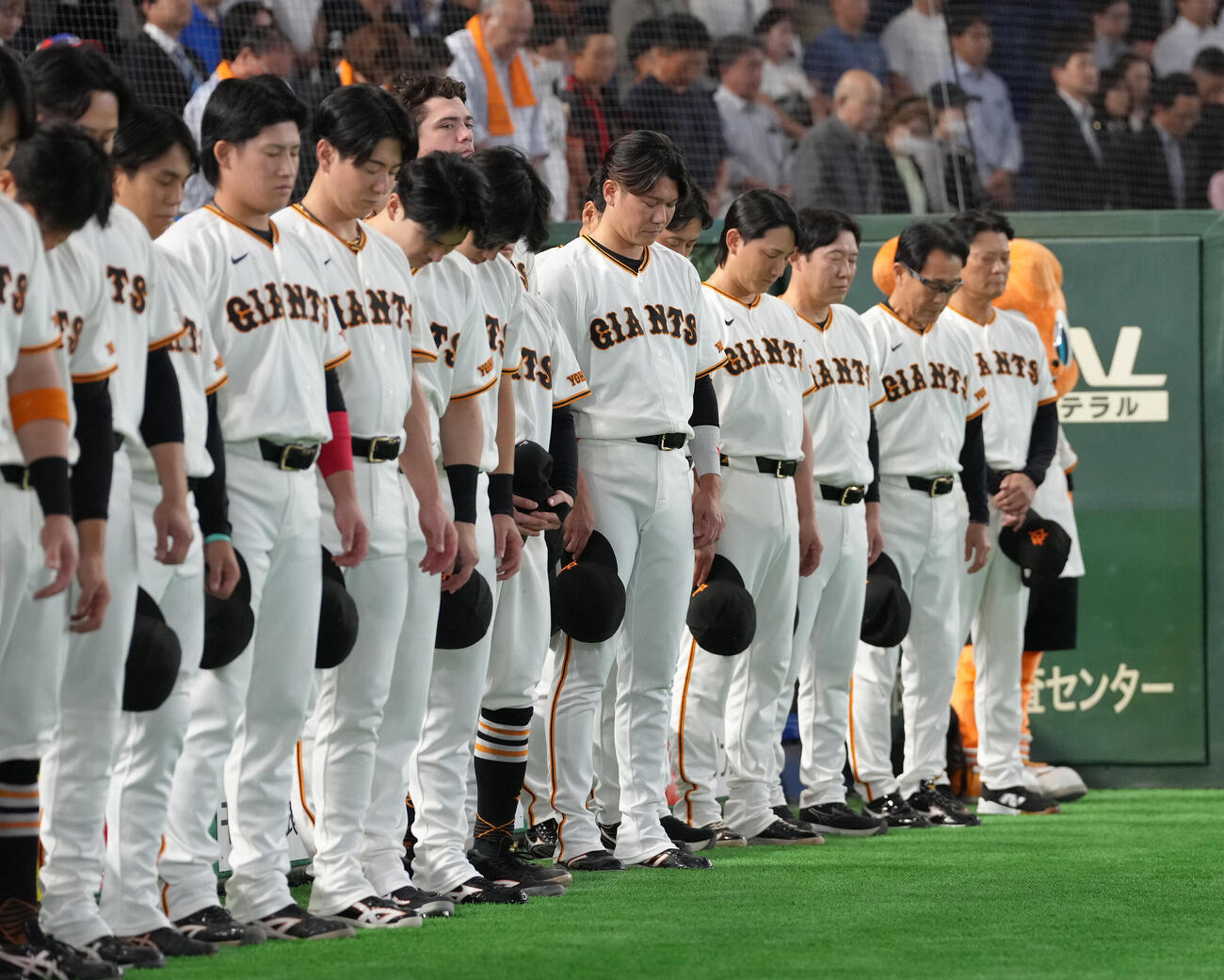 巨人対中日　試合前、黙とうする巨人坂本勇人（中央）ら（撮影・足立雅史）