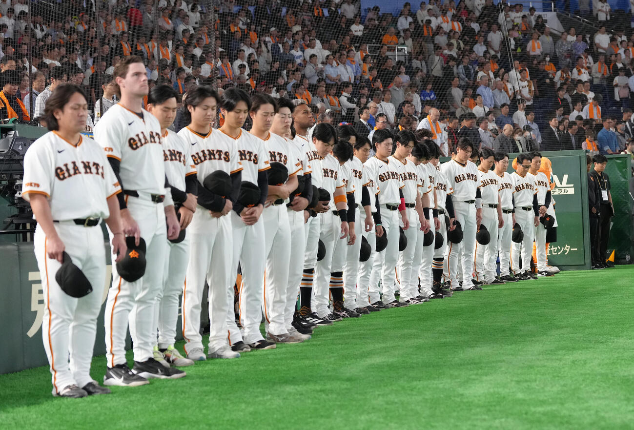 巨人対中日　試合前、張本勲さんへ黙とうを捧げる巨人ナイン（撮影・足立雅史）