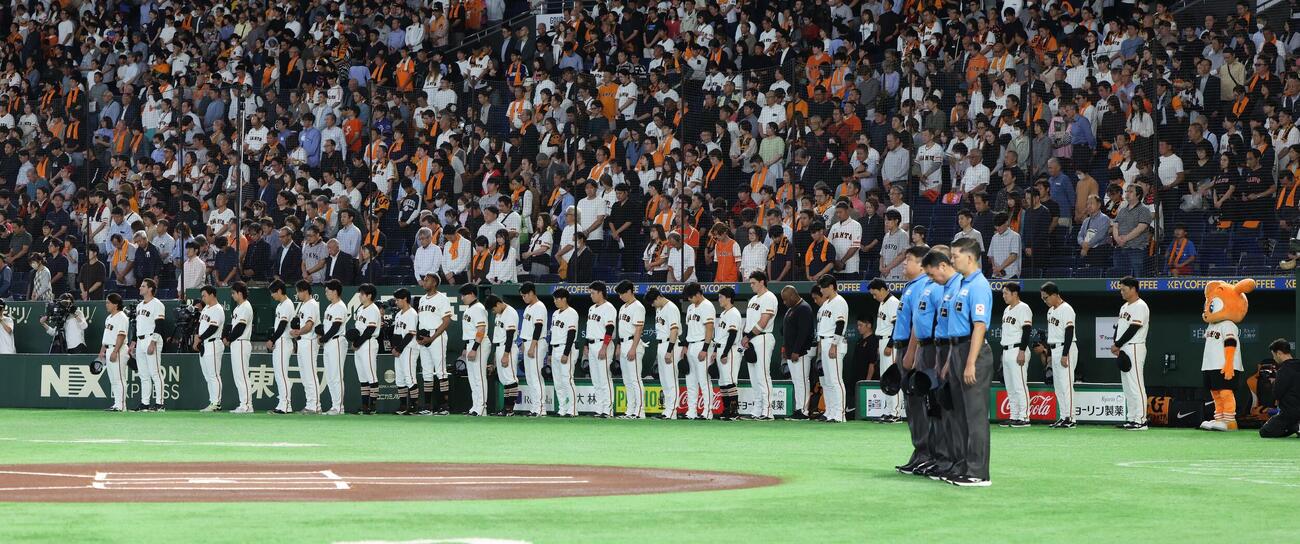 巨人対中日　亡くなった張本勲さんをしのび黙とうする巨人ナイン（撮影・黒川智章）
