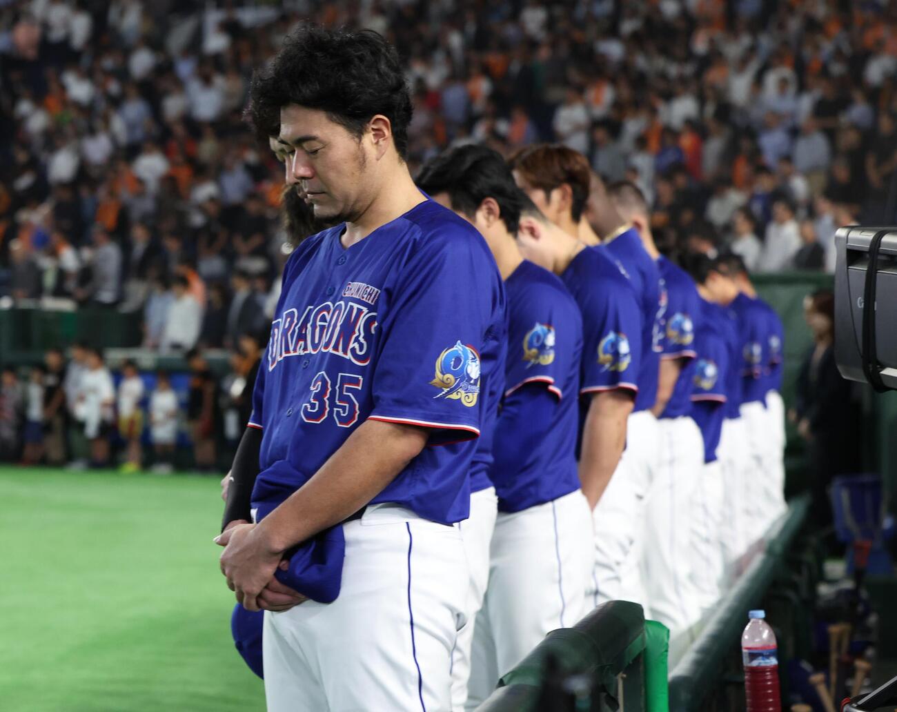 巨人対中日　亡くなった張本勲さんをしのび黙とうする中日ナイン（撮影・黒川智章）