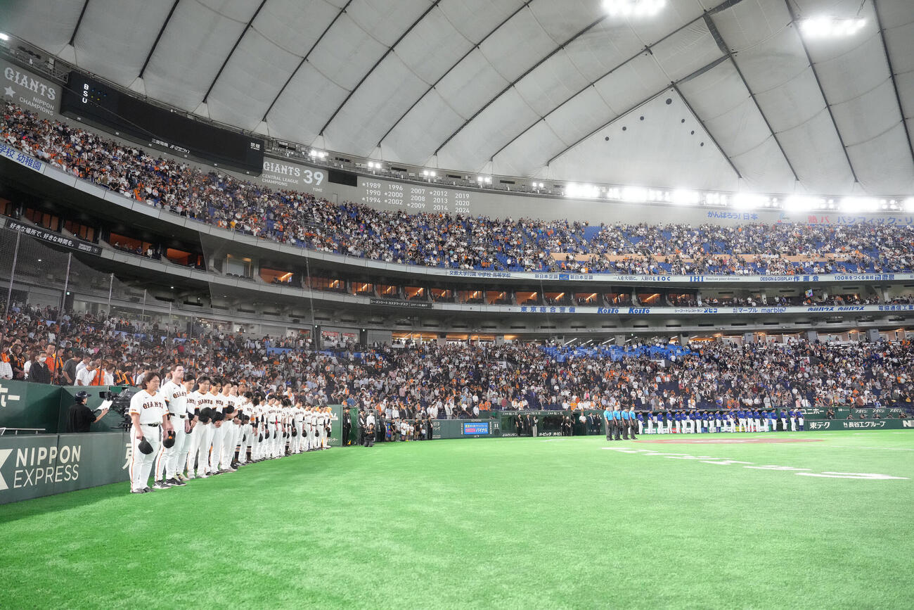 巨人対中日　試合前、黙とうする両チームの選手ら（撮影・足立雅史）