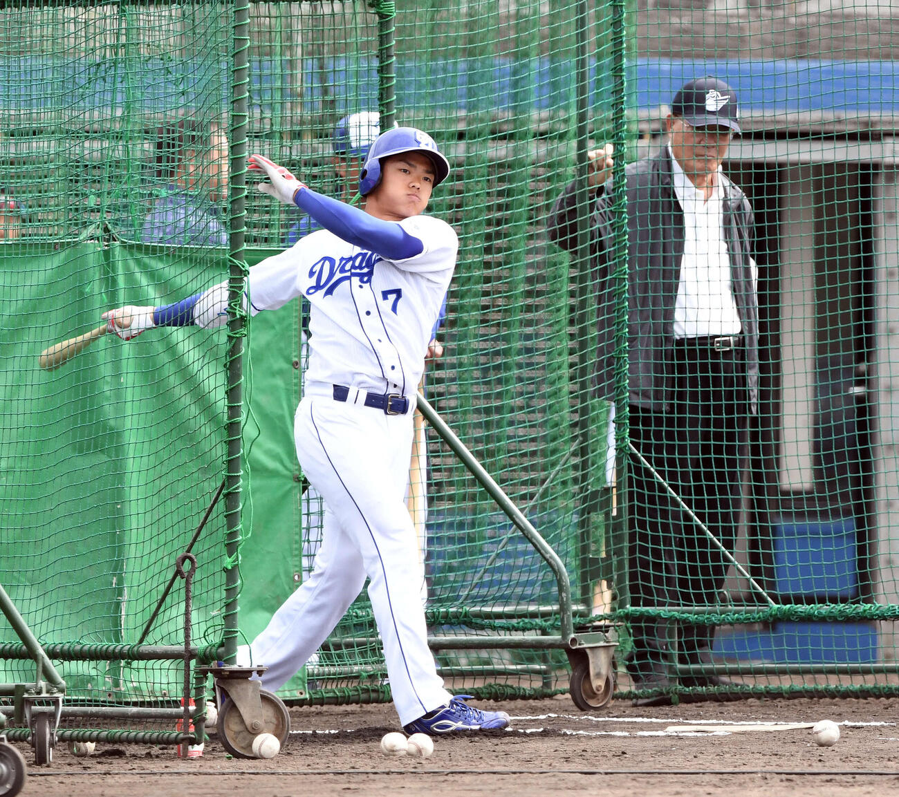 中日沖縄・読谷春季キャンプ　フリー打撃を行う中日根尾。右は張本勲さん（2019年2月撮影）