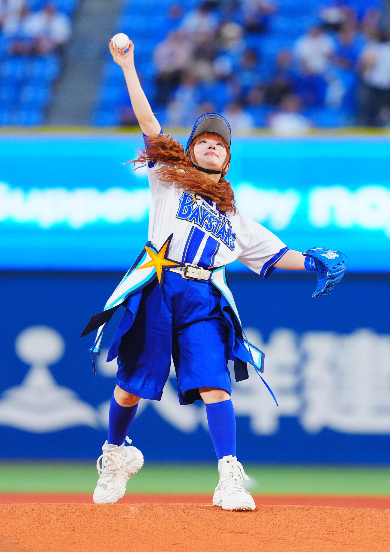DeNA対ヤクルト　セレモニアルピッチを行うきゃりーぱみゅぱみゅ（撮影・垰建太）