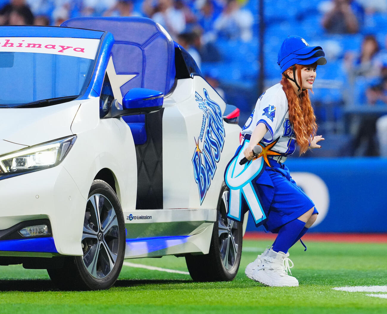 DeNA対ヤクルト　セレモニアルピッチでリリーフカーに乗って登場するきゃりーぱみゅぱみゅ（撮影・垰建太）