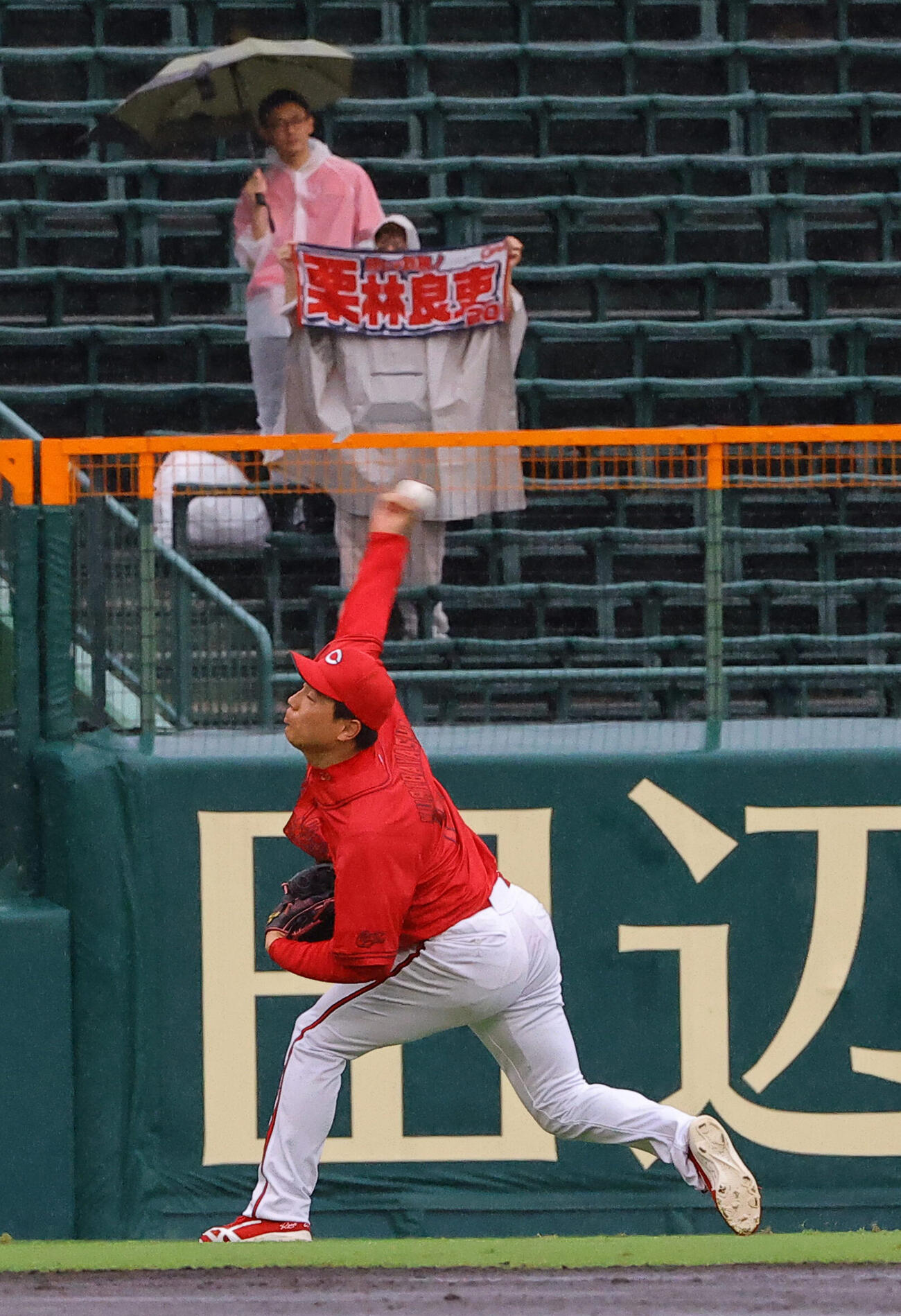 阪神対広島　中止が決定。グラウンドに出てファンの前でキャッチボールをする栗林良吏（撮影・上田博志）