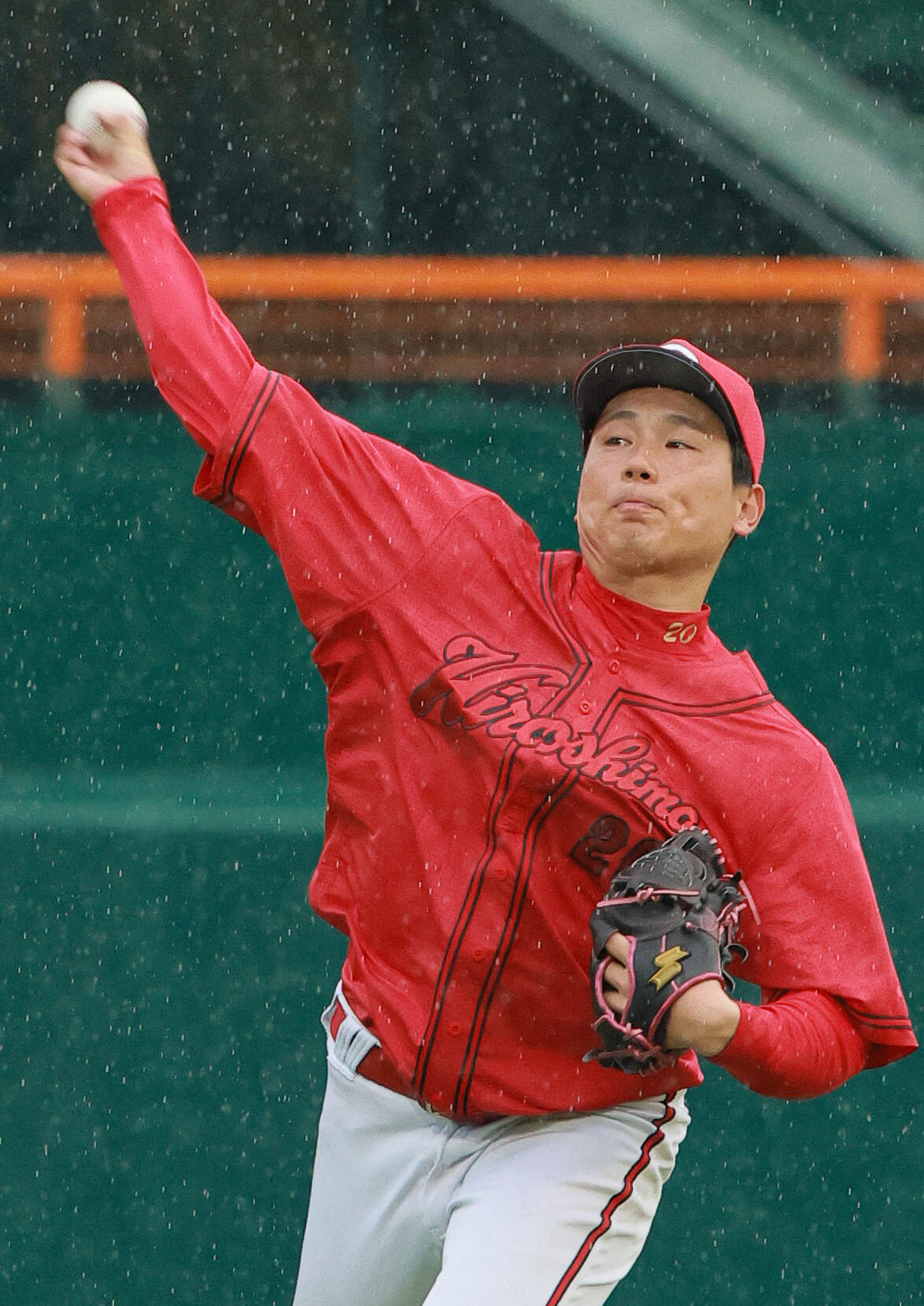 阪神対広島　雨の中、キャッチボールする広島栗林良吏（撮影・上山淳一）