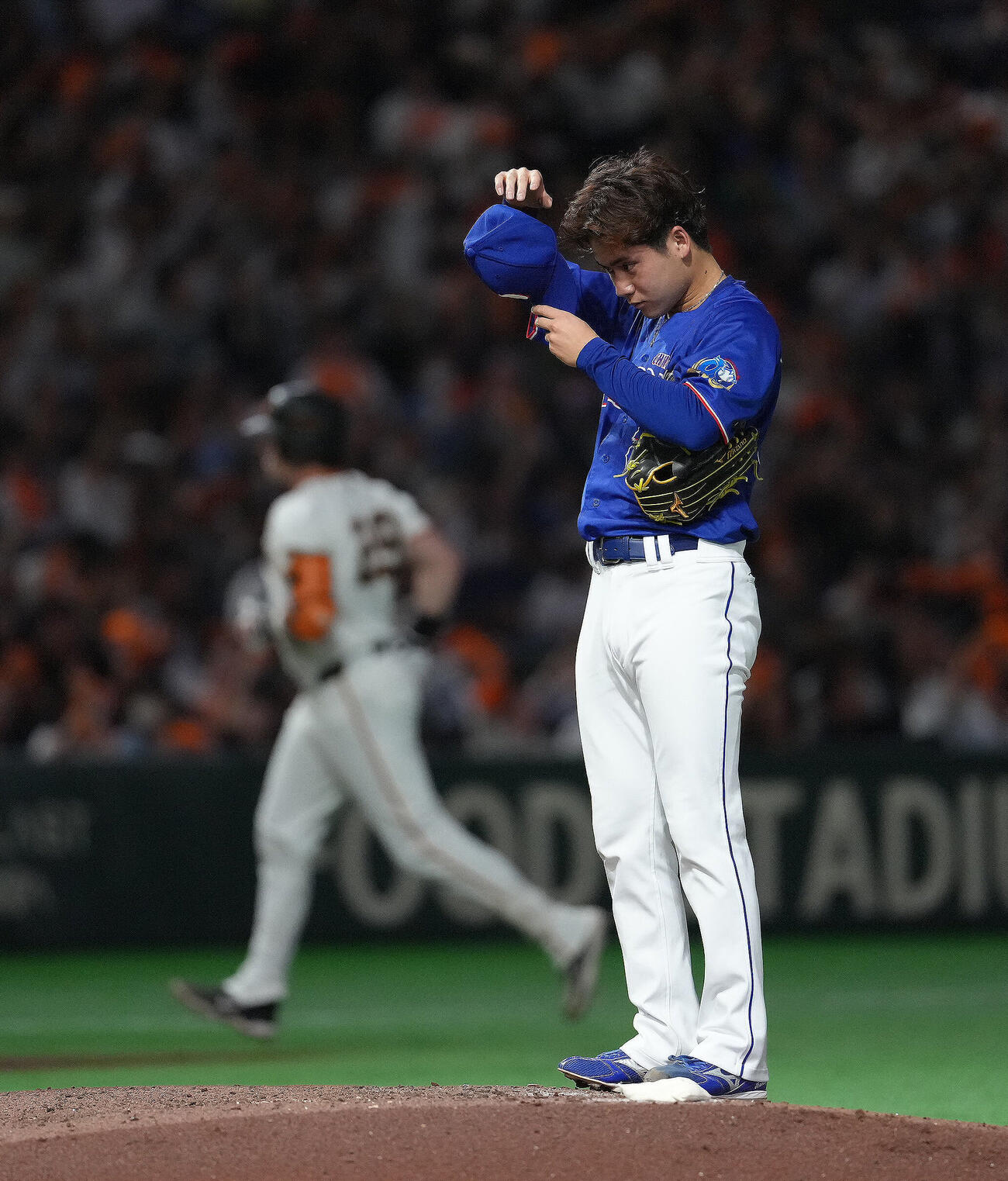 巨人対中日　3回裏巨人1死二塁、ボビー・ダルベック（後方）に左越え2点本塁打を浴びた金丸夢斗（撮影・足立雅史）