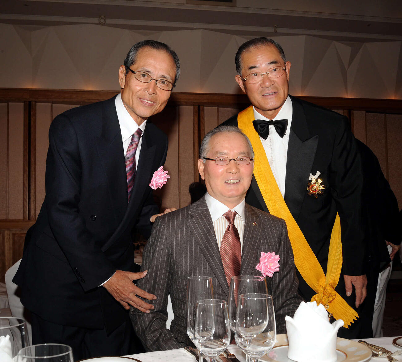 08年1月、「無窮花章」受賞パーティーで巨人長嶋茂雄終身名誉監督とソフトバンク王貞治監督の祝福を受ける