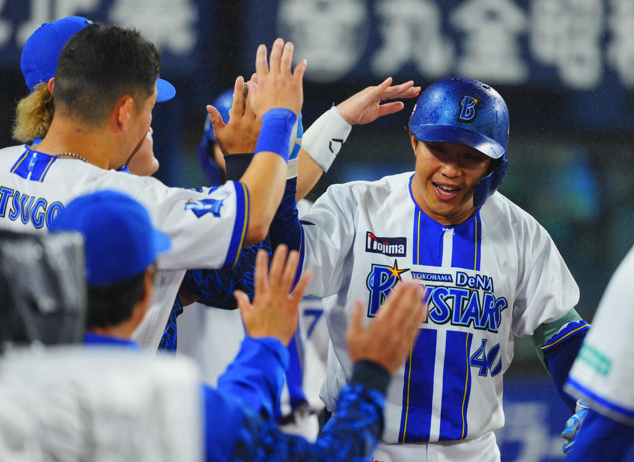 DeNA対ヤクルト　3回裏DeNA2死一塁、2点本塁打を放ちナインの出迎えを受ける井上朋也（撮影・垰建太）