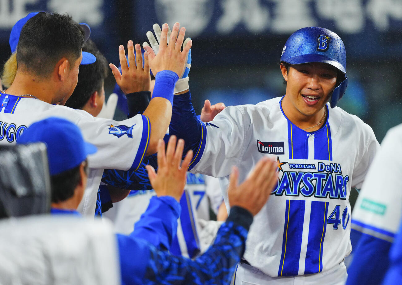 DeNA対ヤクルト　3回裏DeNA2死一塁、2点本塁打を放ちナインの出迎えを受ける井上朋也（撮影・垰建太）