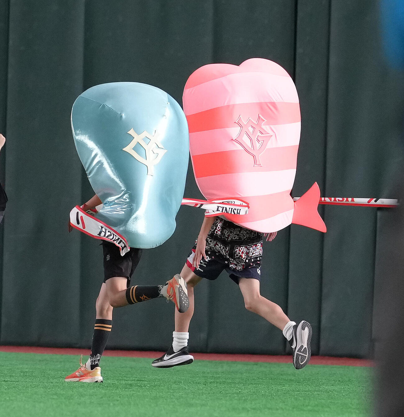 巨人対中日　すしレース1着はエビ（右）（撮影・足立雅史）