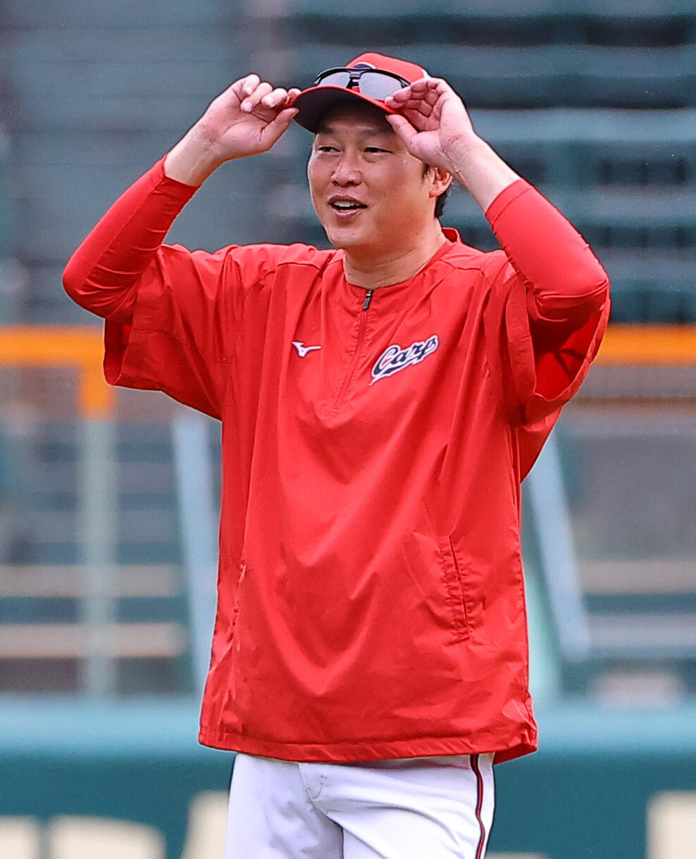 阪神対広島　練習を見守る新井貴浩監督（撮影・上田博志）