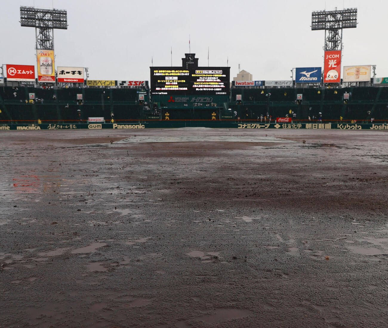 阪神対広島　グラウンドコンディション不良で中止となった甲子園球場（撮影・上山淳一）