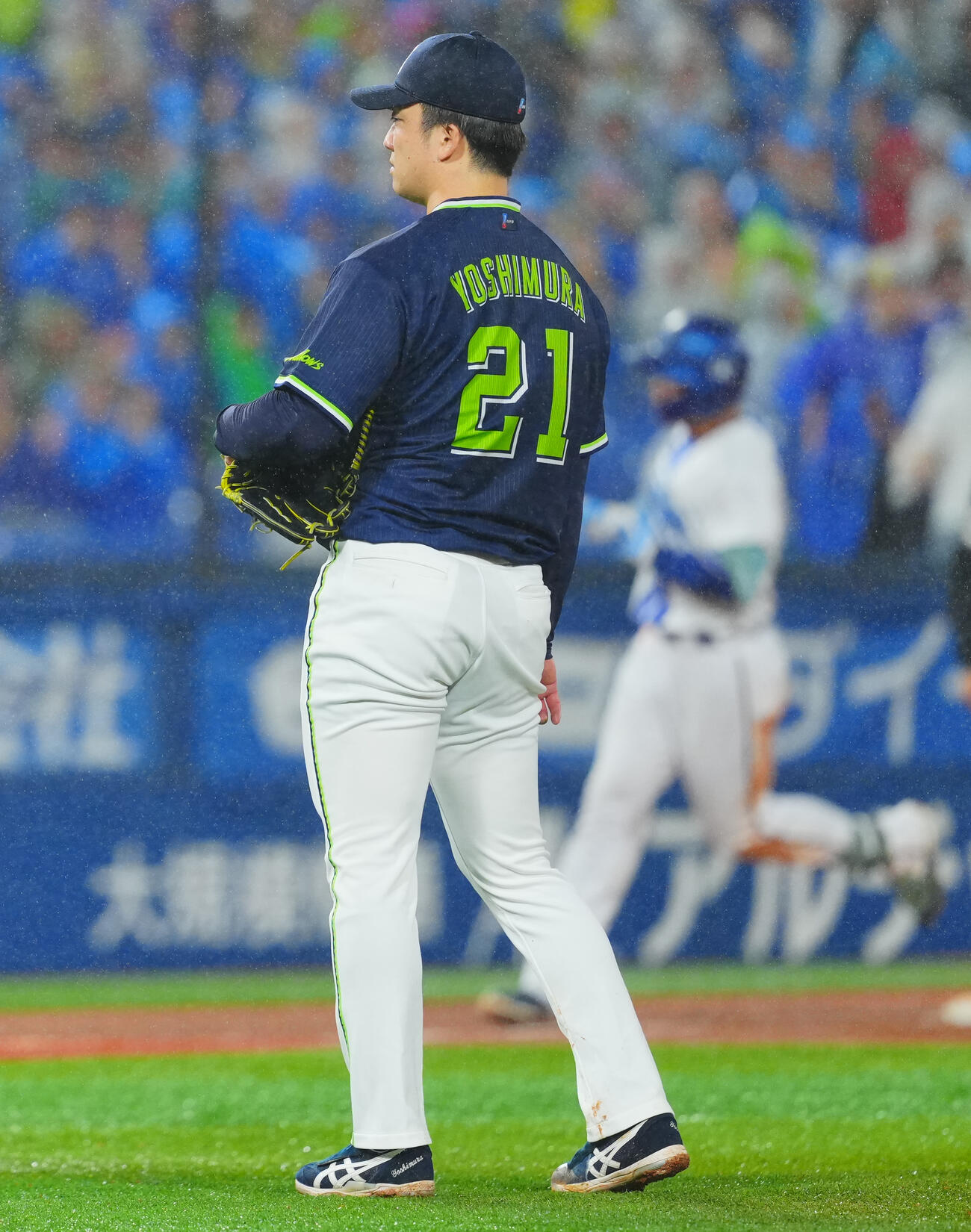 DeNA対ヤクルト　3回裏DeNA2死一塁、井上朋也（右）に2点本塁打を浴びる吉村貢司郎（撮影・垰建太）