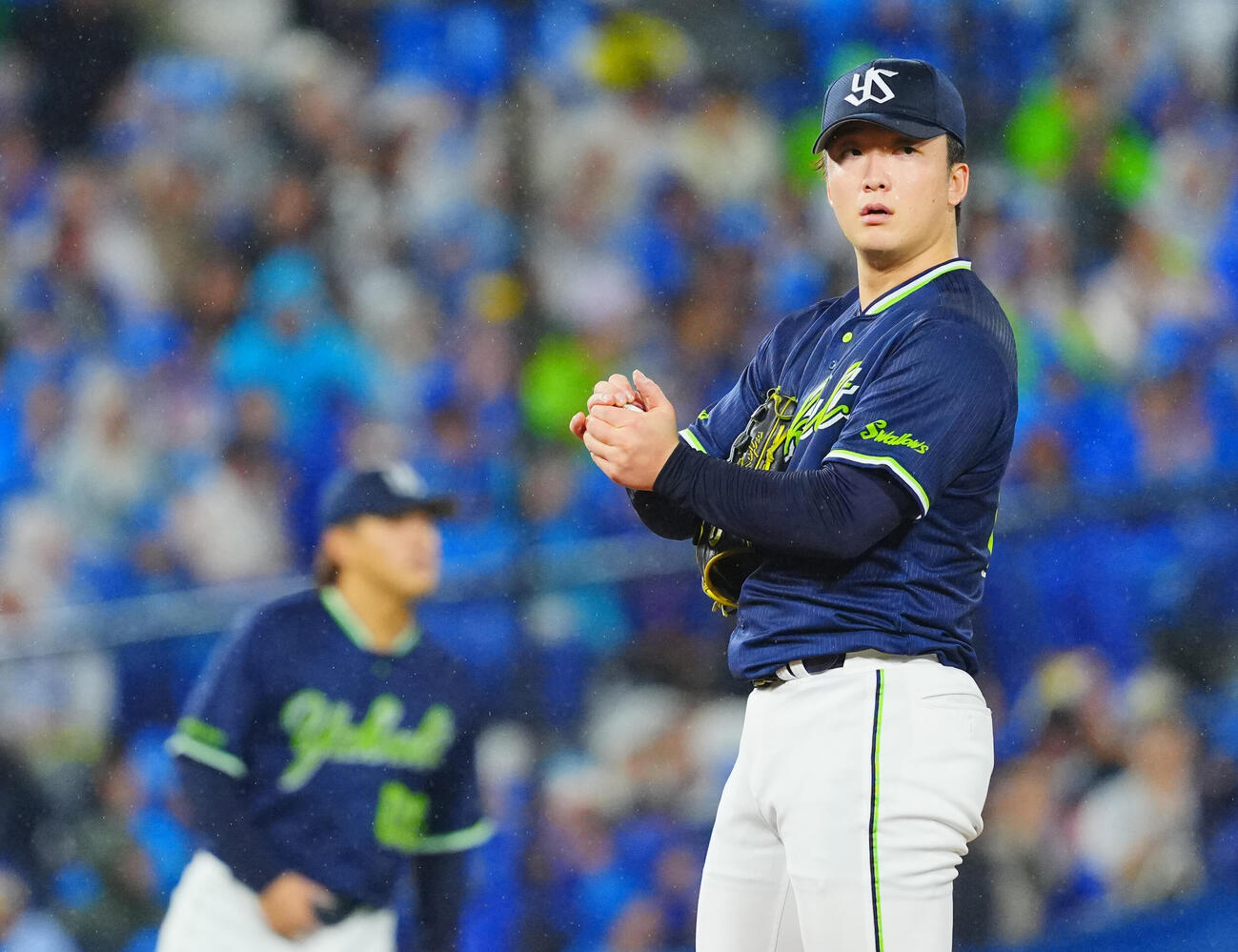DeNA対ヤクルト　2回裏DeNA2死一、三塁、蝦名達夫に適時二塁打を許した吉村貢司郎（撮影・垰建太）