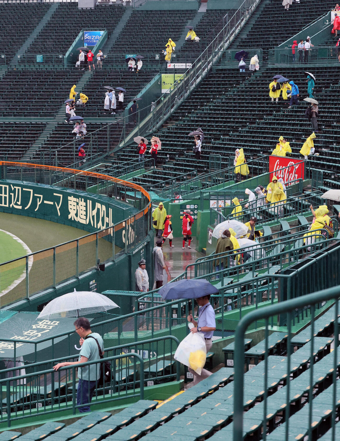 阪神対広島　17時15分、中止が発表され甲子園球場から引き揚げるファン（撮影・加藤哉）