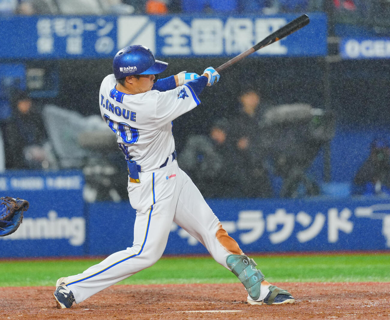 DeNA対ヤクルト　3回裏DeNA2死一塁、2点本塁打を放つ井上朋也（撮影・垰建太）