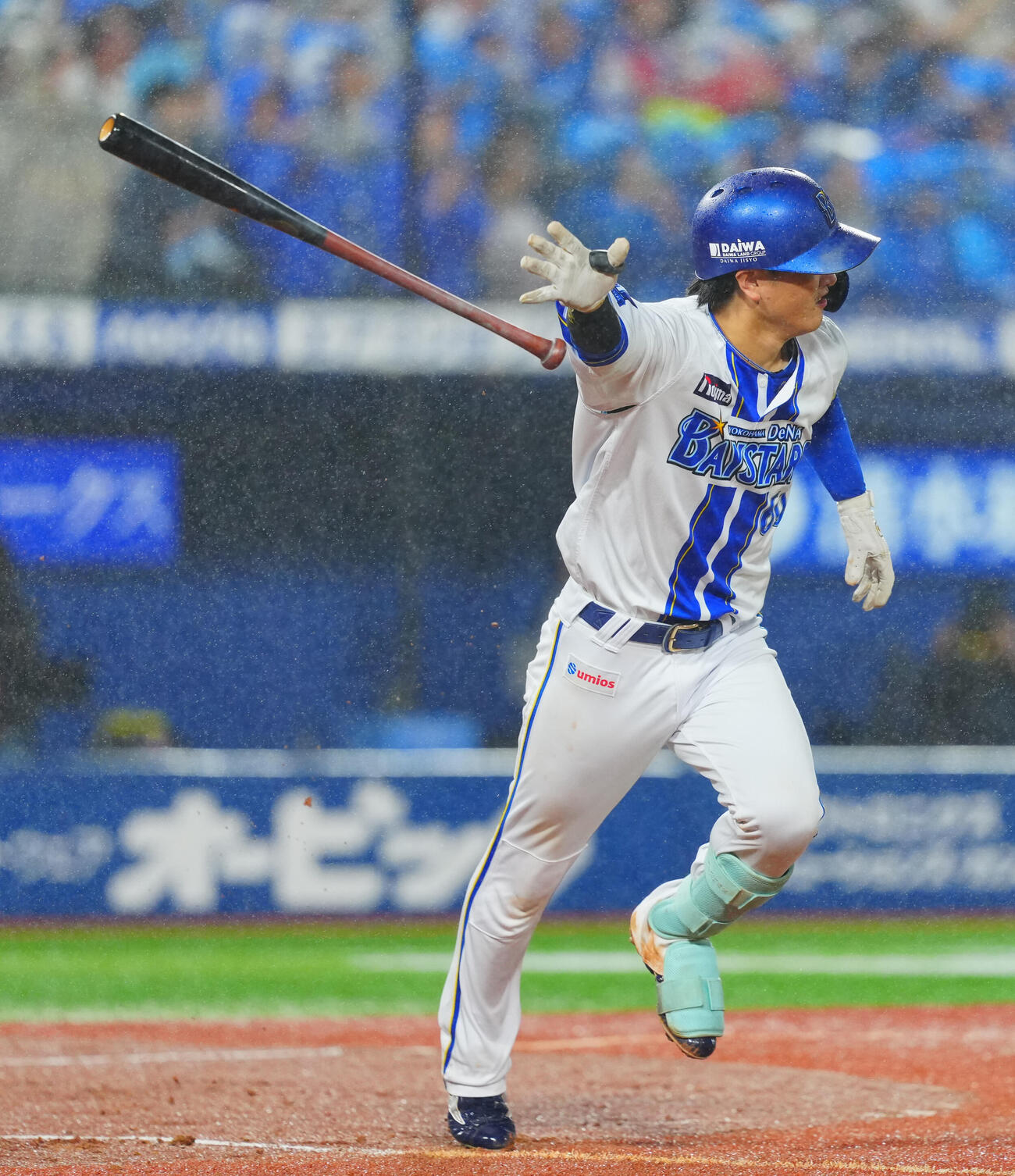 DeNA対ヤクルト　3回裏DeNA2死、2者連続となるソロ本塁打を放つ古市尊（撮影・垰建太）
