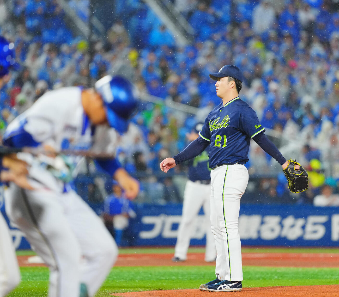 DeNA対ヤクルト　2回裏DeNA1死、井上朋也（左）に四球を与え渋い表情の吉村貢司郎（撮影・垰建太）
