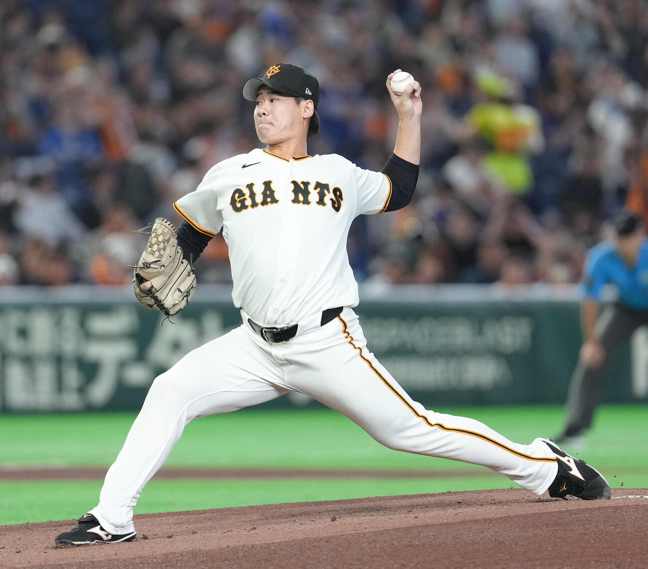 巨人対中日　巨人先発の井上温大（撮影・足立雅史）
