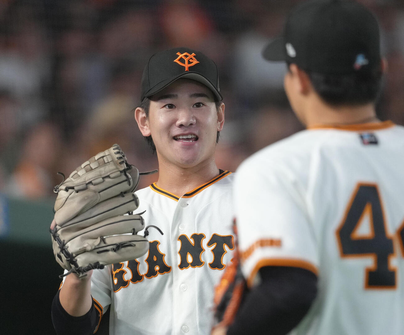 巨人対中日　6回表中日の攻撃を3者凡退に抑え笑顔でタッチを交わす巨人井上温大（撮影・足立雅史）