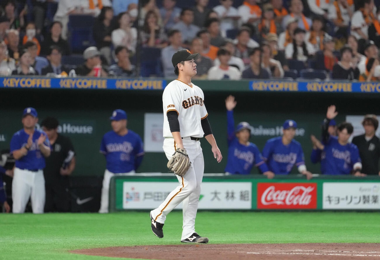 巨人対中日　2回表中日2死二塁、福元悠真に先制適時打を浴びた井上温大（撮影・足立雅史）