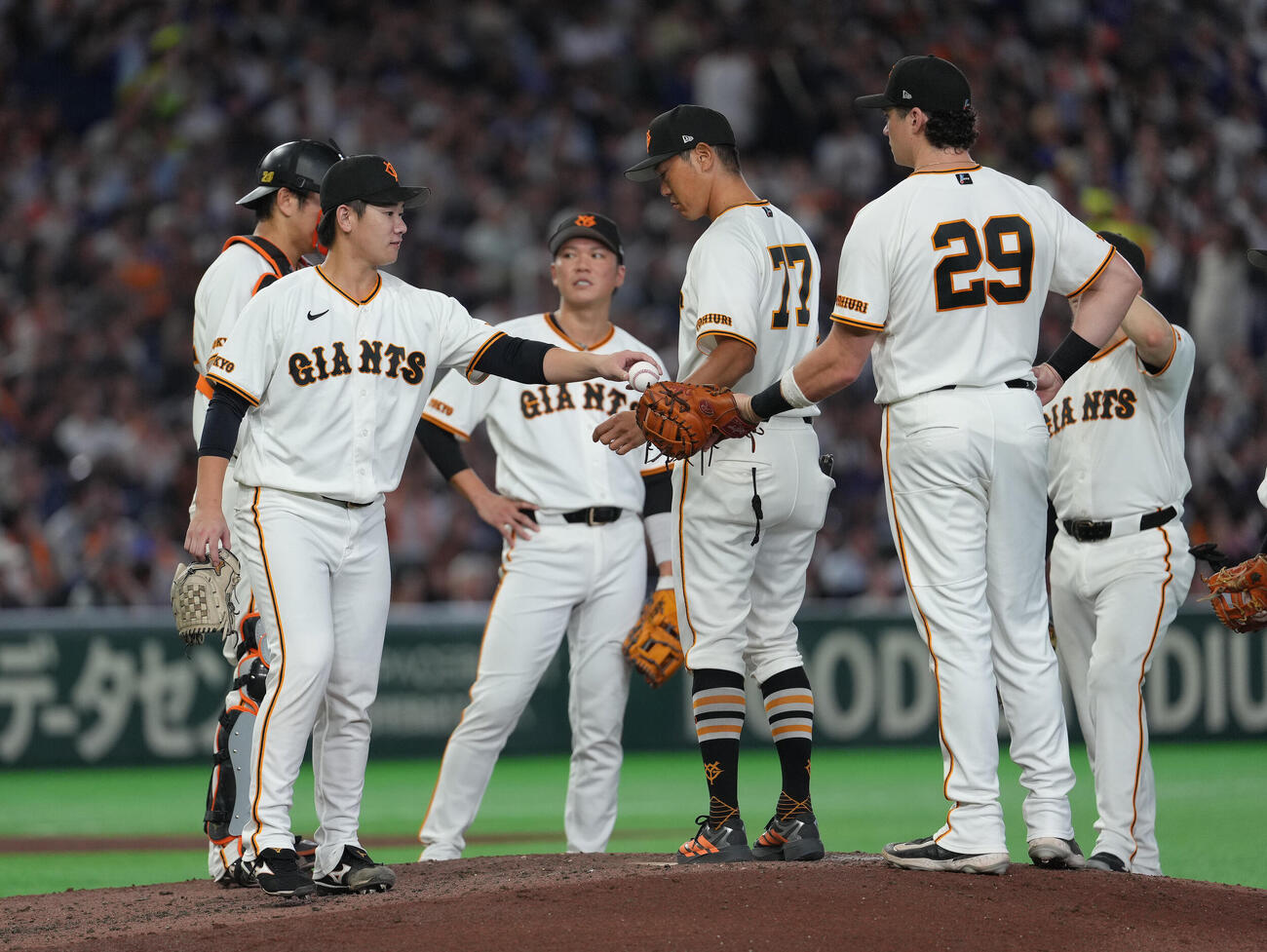 巨人対中日　7回途中、マウンドを降りる巨人井上温大（左端）（撮影・足立雅史）
