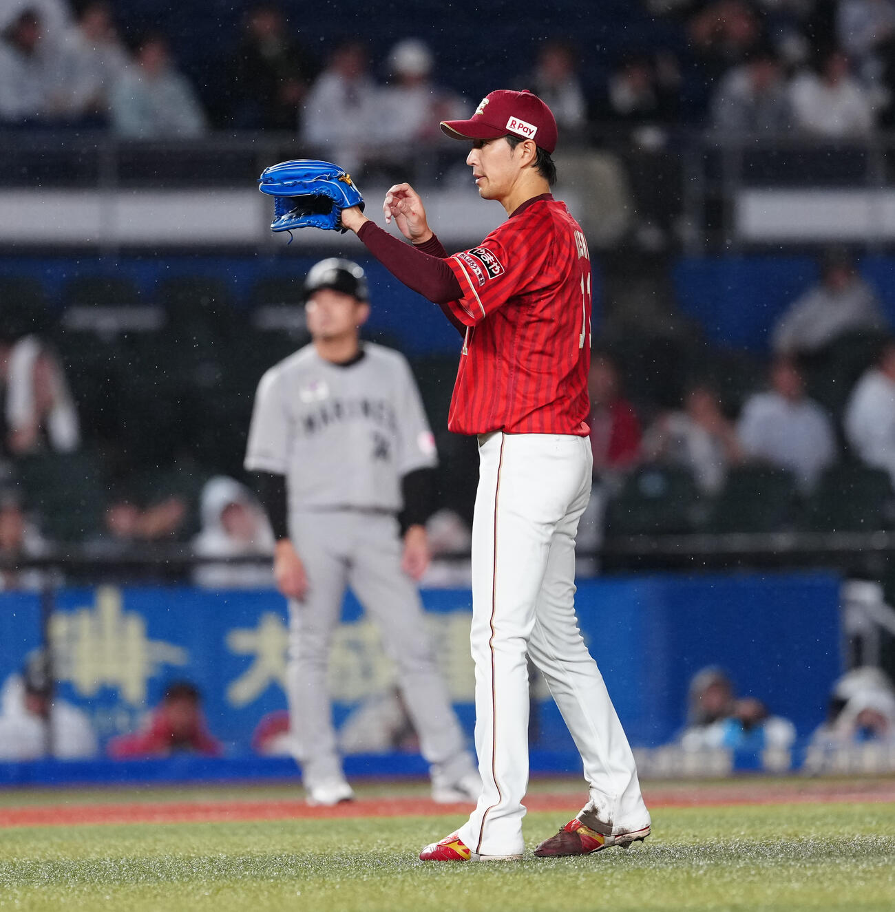 ロッテ対楽天　2回裏ロッテ2死二、三塁、山口航輝に2点適時二塁打を浴び、浮かない表情の岸孝之（撮影・鈴木みどり）