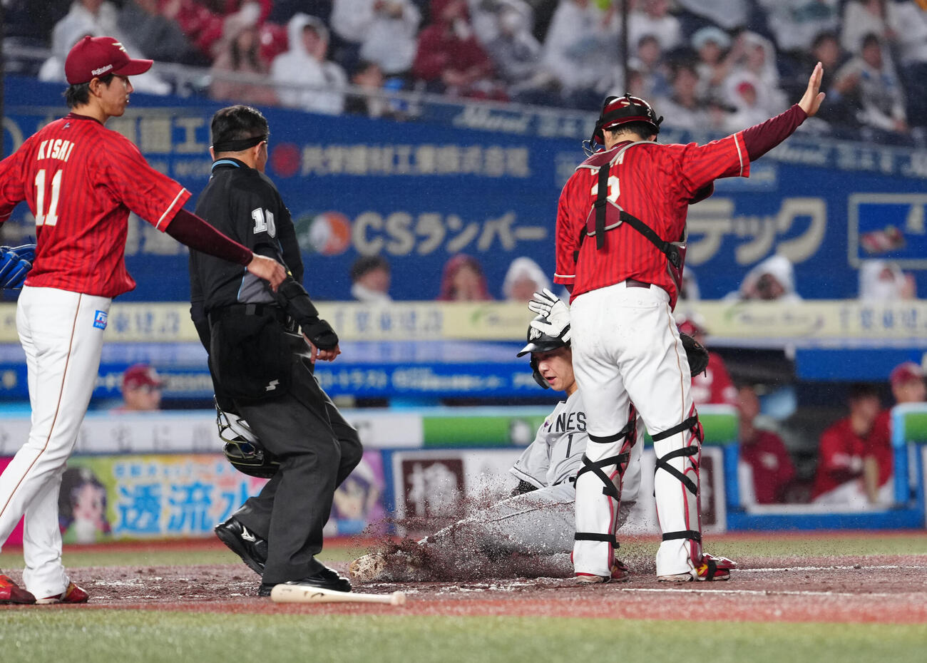 ロッテ対楽天　2回裏ロッテ無死一、二塁、安田尚憲の適時打で生還する二塁走者藤原恭大。捕手太田光、投手岸孝之（撮影・鈴木みどり）