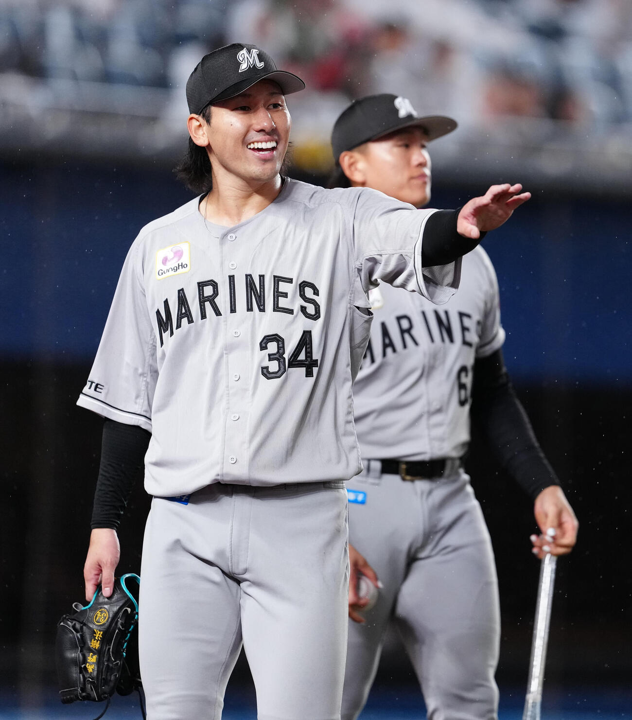 ロッテ対楽天　4回表を終え、笑顔でナインを迎えるロッテ高野修汰（撮影・鈴木みどり）