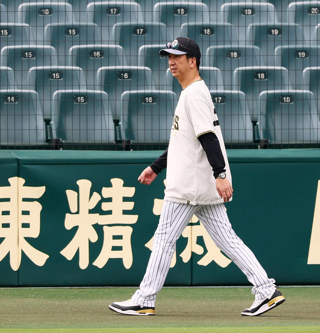 阪神対広島　練習を見終え引き揚げる阪神藤川球児監督（撮影・加藤哉）