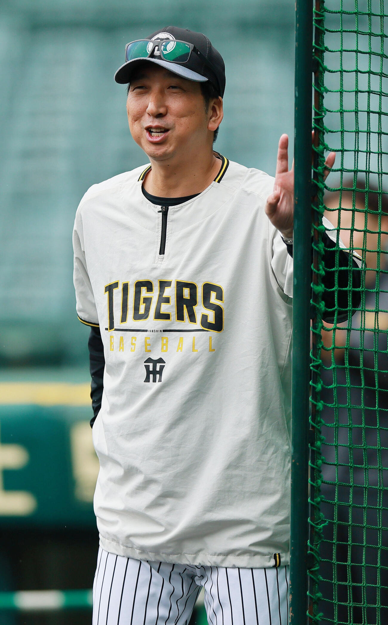 阪神対広島　試合前の練習でリラックスした表情をみせる阪神藤川球児監督（撮影・上山淳一）