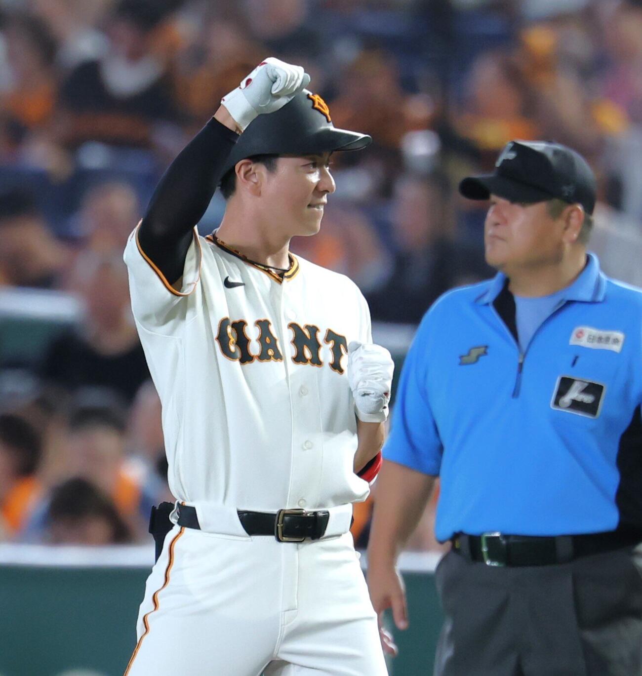巨人対中日　2回裏巨人1死一、三塁、適時打を放ちガッツポーズの松本剛（撮影・黒川智章）