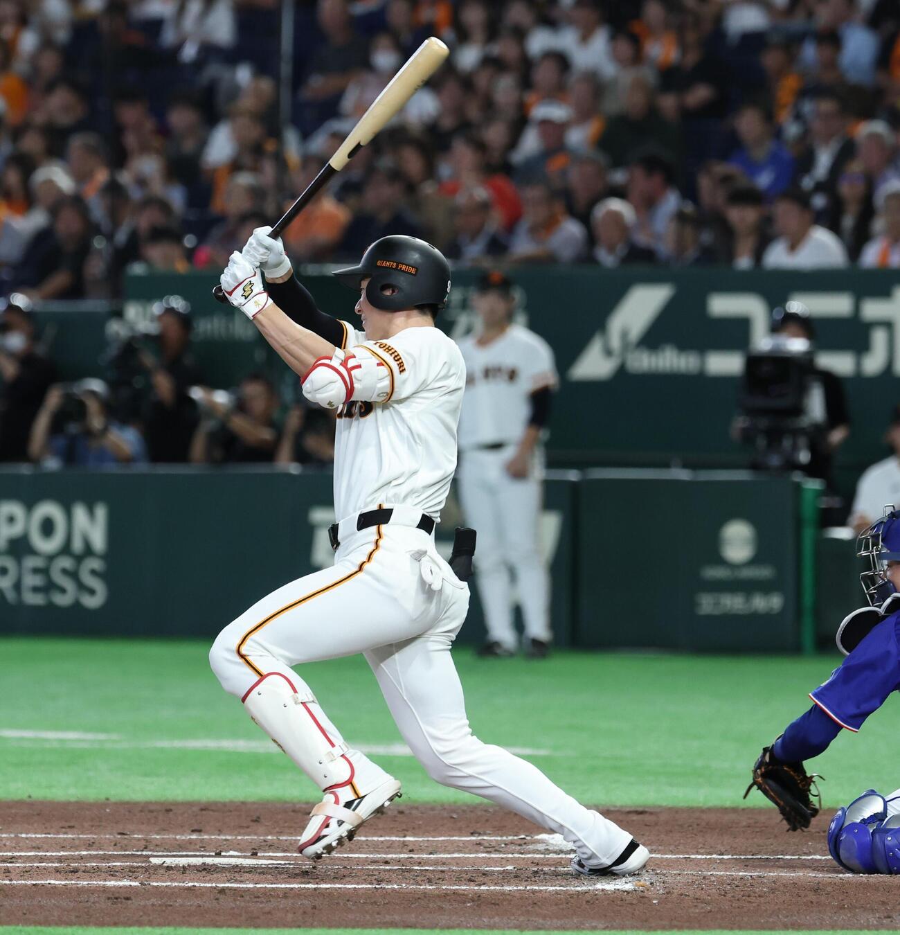 巨人対中日　2回裏巨人1死一、三塁、適時打を放つ松本剛（撮影・黒川智章）