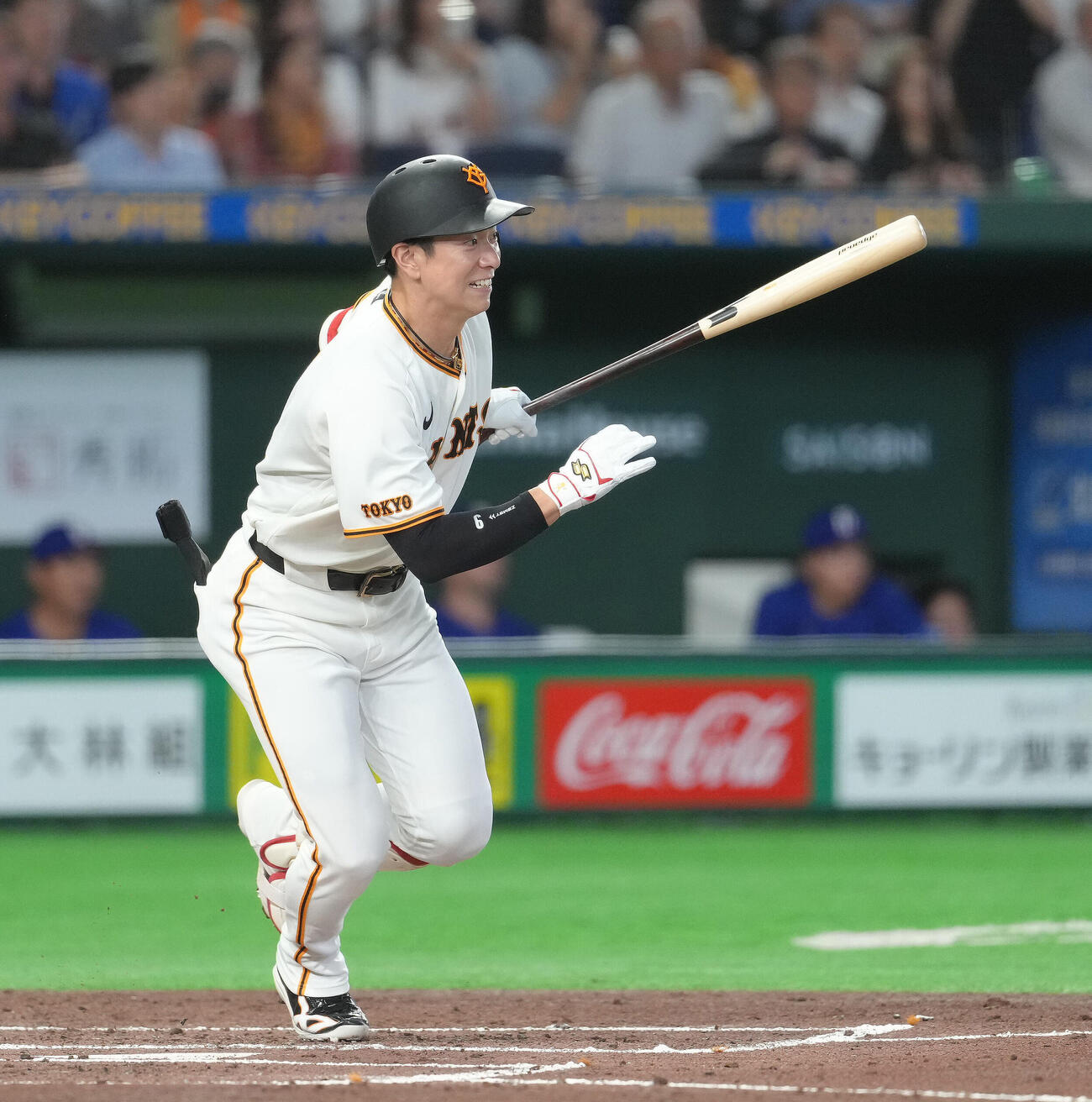 巨人対中日　2回裏巨人1死一、三塁、松本剛は中前適時打を放つ（撮影・足立雅史）