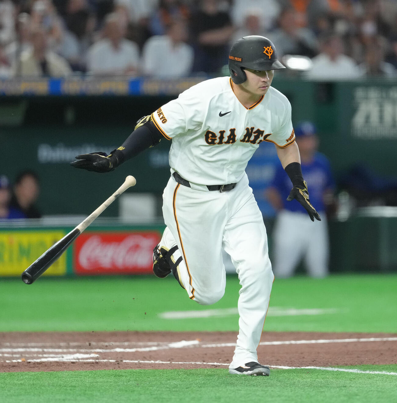 巨人対中日　8回裏巨人1死一、三塁、泉口友汰は右前適時打を放つ（撮影・足立雅史）