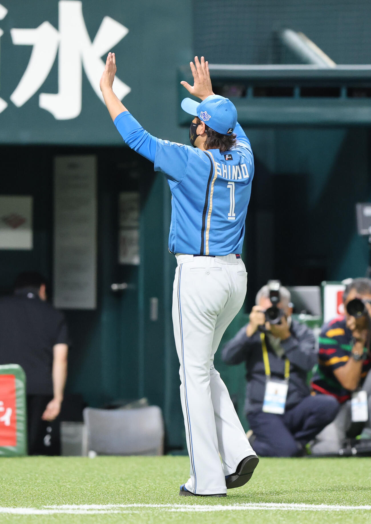 ソフトバンク対日本ハム　みずほペイペイドーム公式戦が最後となりスタンドのファンにあいさつする新庄剛志監督（撮影・梅根麻紀）