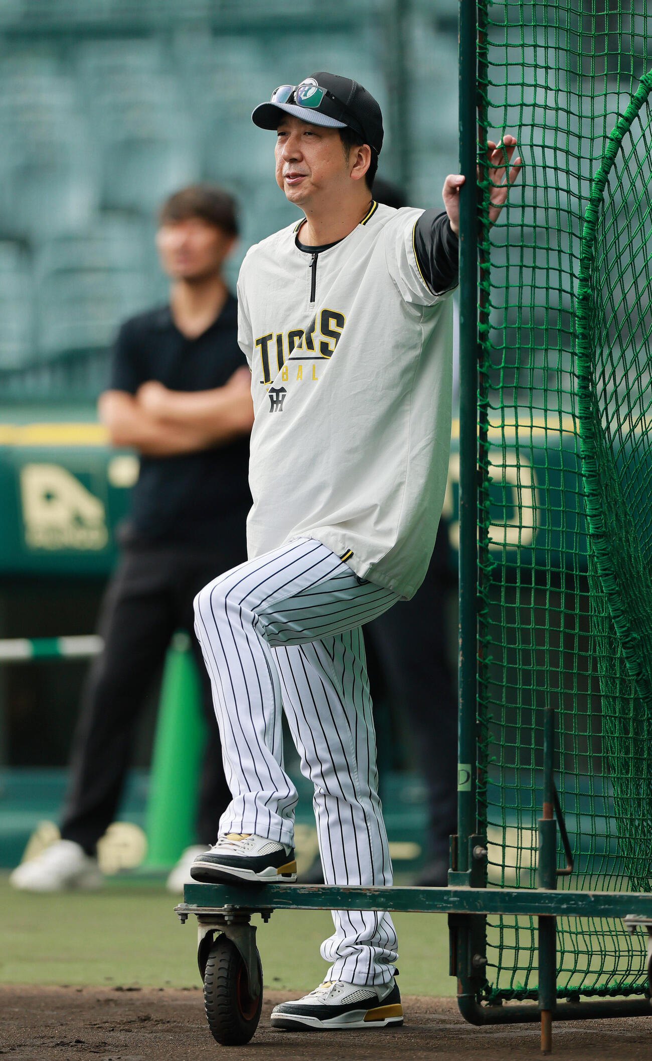 阪神対広島　試合前の練習を確認する阪神藤川球児監督（撮影・上山淳一）