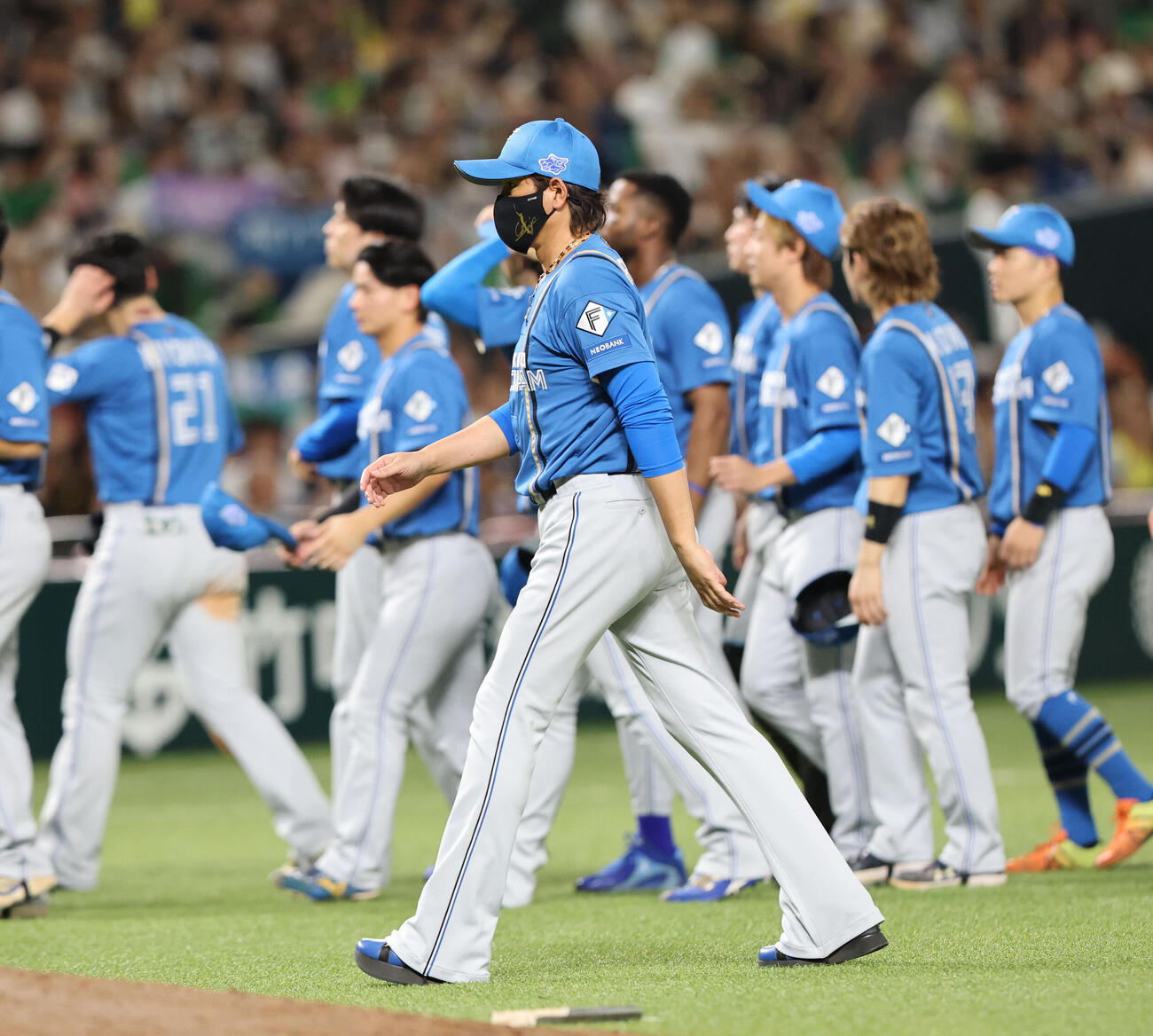 ソフトバンク対日本ハム　みずほペイペイドーム公式戦が最後となりスタンドのファンにあいさつをした新庄剛志監督（撮影・梅根麻紀）