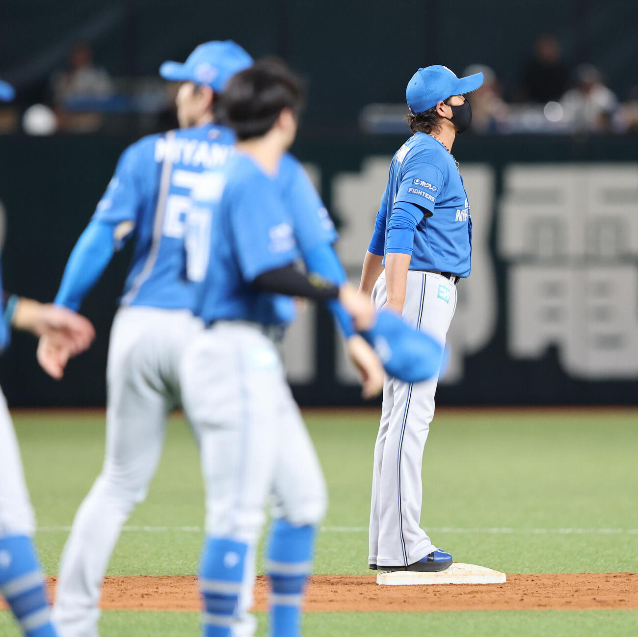 ソフトバンク対日本ハム　みずほペイペイドーム公式戦が最後となりスタンドのファンにあいさつする新庄剛志監督（撮影・梅根麻紀）
