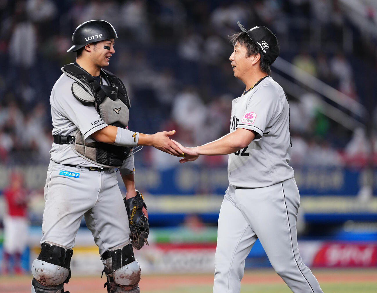 ロッテ対楽天　8回表を終え、佐藤都志也（左）とタッチを交わすロッテ益田直也（撮影・鈴木みどり）