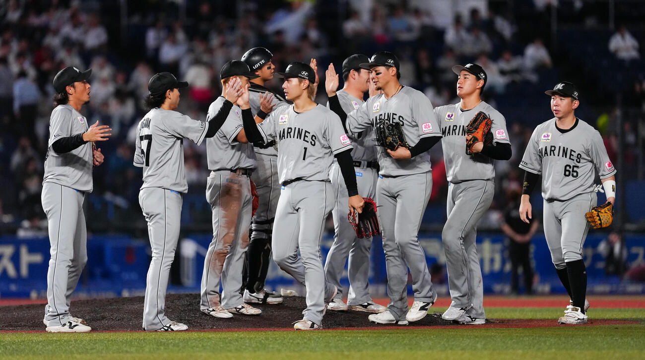 ロッテ対楽天　楽天に勝利し、タッチを交わすロッテナイン（撮影・鈴木みどり）